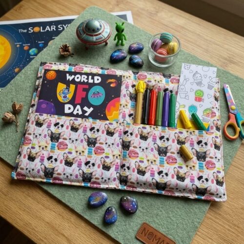 Pochette de coloriage chiens & macarons ouverte